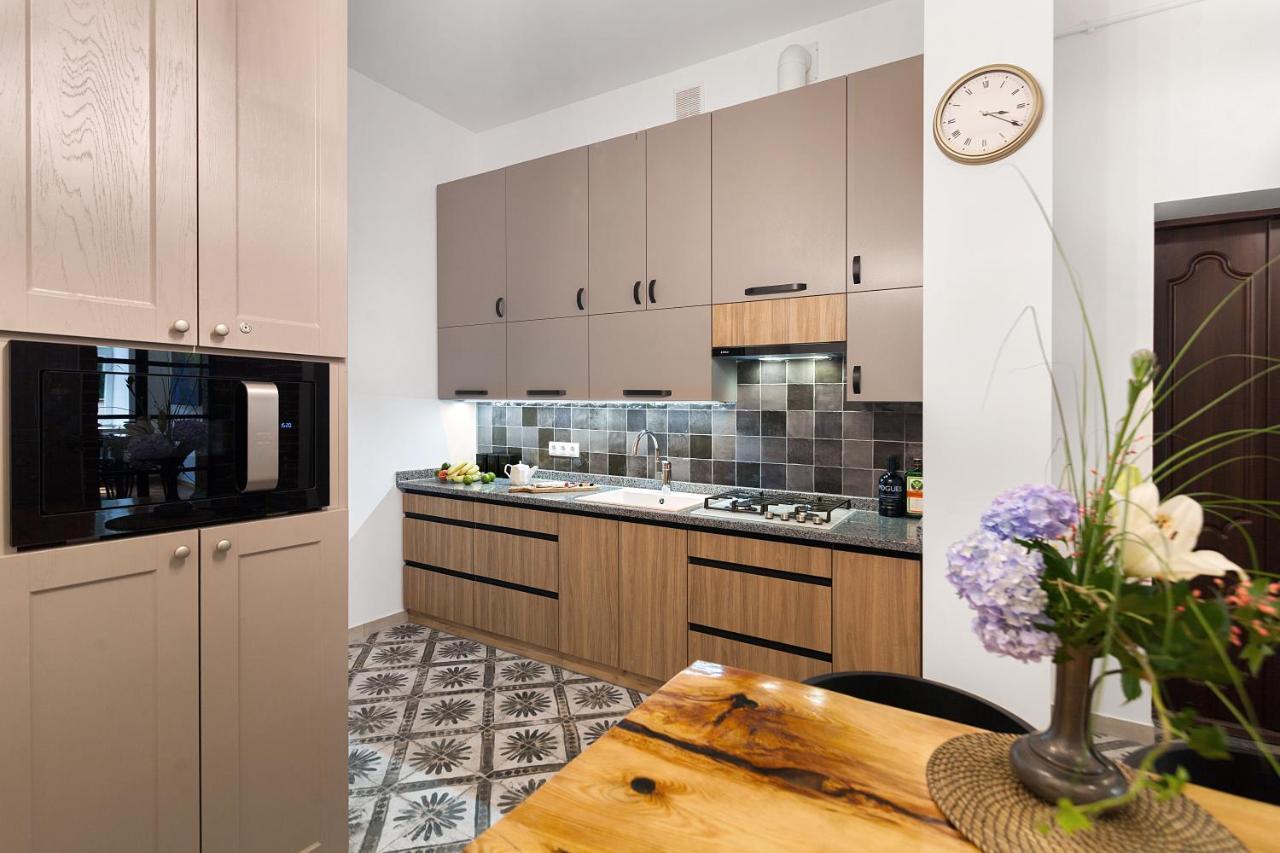Gallery Art Apartment Лвив Екстериор снимка